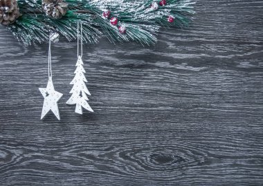 Noel ve yeni yıl kompozisyon. Çam kozalakları, Ladin. Ahşap beyaz arka plan, üstten görünüm dallarda