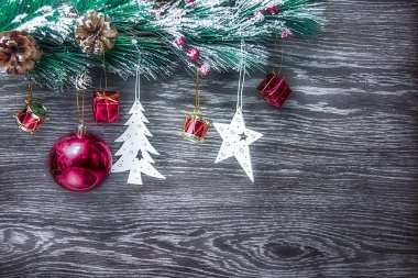 Noel ve yeni yıl kompozisyon. Çam kozalakları, Ladin. Ahşap beyaz arka plan, üstten görünüm dallarda