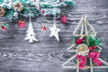 Noel ve yeni yıl kompozisyon. Çam kozalakları, Ladin. Ahşap beyaz arka plan, üstten görünüm dallarda