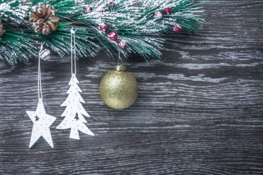 Noel ve yeni yıl kompozisyon. Çam kozalakları, Ladin. Ahşap beyaz arka plan, üstten görünüm dallarda