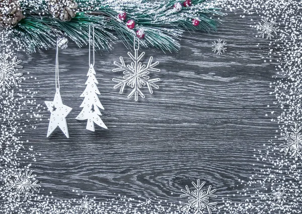 Новогодняя и рождественская композиция. Сосновые шишки, ель. Ветки на белом фоне, вид сверху — стоковое фото