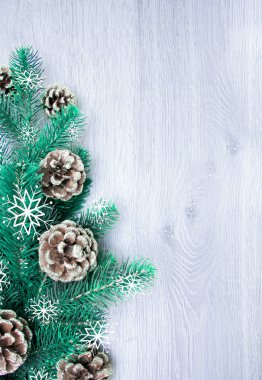 Noel ve yeni yıl kompozisyon. Ahşap beyaz arka plan, üstten görünüm çam, Ladin koniler dallarda