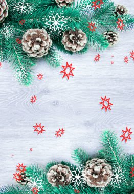 Noel ve yeni yıl kompozisyon. Ahşap beyaz arka plan, üstten görünüm çam, Ladin koniler dallarda