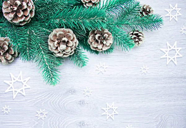 Новогодняя Рождественская Композиция Сосновые Шишки Еловые Ветви Деревянном Белом Фоне — стоковое фото