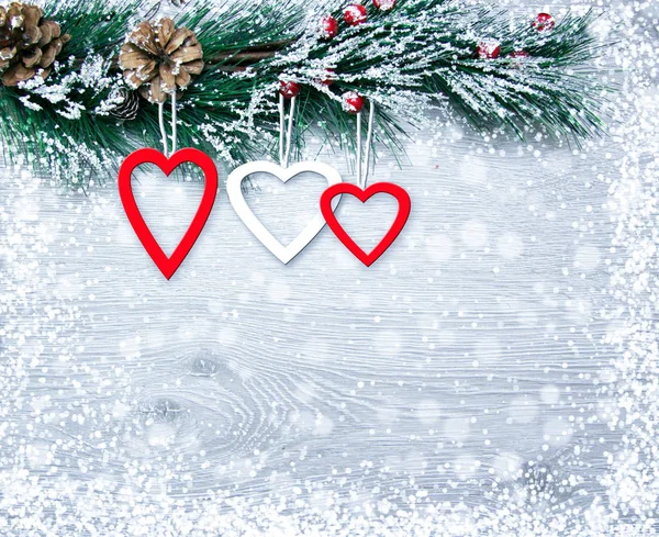 Composición de Navidad y Año Nuevo. Los conos de pino, sujetador de abeto de Navidad y Año Nuevo composición. Los conos de pino, ramas de abeto sobre un fondo blanco de madera, vista superior —  Fotos de Stock