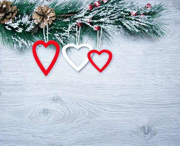 Weihnachts- und Neujahrskomposition. die Tannenzapfen, Fichte BH Weihnachten und Neujahr Zusammensetzung. die Tannenzapfen, Fichtenzweige auf weißem Holzgrund, Draufsicht — Stockfoto