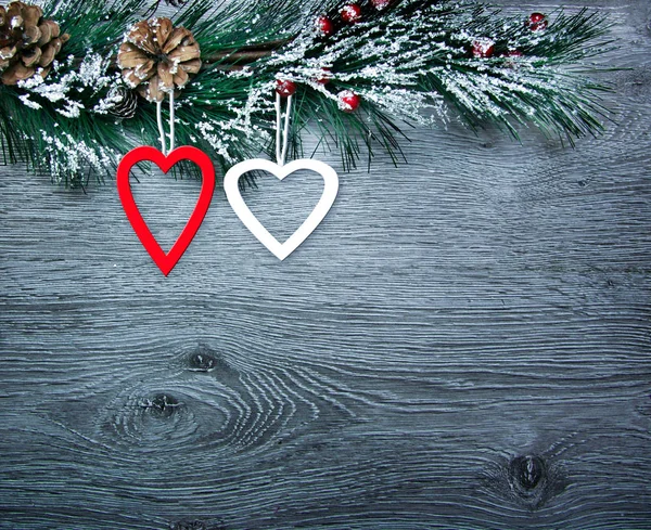 Weihnachts- und Neujahrskomposition. die Tannenzapfen, Fichte BH Weihnachten und Neujahr Zusammensetzung. die Tannenzapfen, Fichtenzweige auf weißem Holzgrund, Draufsicht — Stockfoto