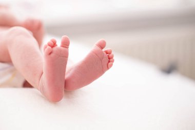 Nazik bebek ayaklar. Nazik arka plan bulanık ayak ve topuk yeni doğmuş bir bebek