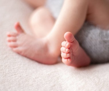Nazik bebek ayaklar. Nazik arka plan bulanık ayak ve topuk yeni doğmuş bir bebek