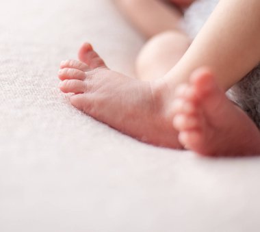 Nazik bebek ayaklar. Nazik arka plan bulanık ayak ve topuk yeni doğmuş bir bebek