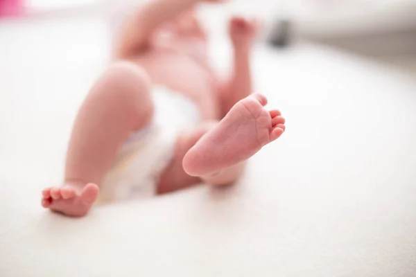 Sanfte Babyfüße. sanft verschwommener Hintergrund der Füße und Fersen eines Neugeborenen — Stockfoto