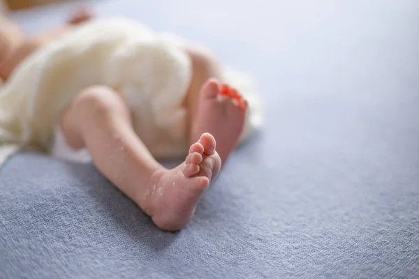 Sanfte Babyfüße. sanft verschwommener Hintergrund der Füße und Fersen eines Neugeborenen — Stockfoto