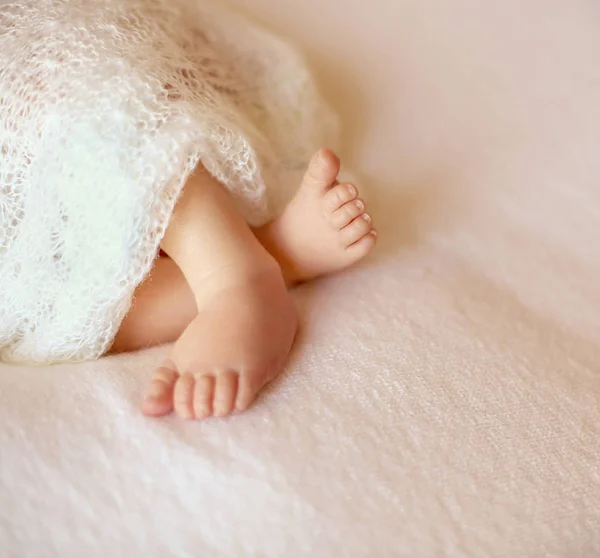 Sanfte Babyfüße. sanft verschwommener Hintergrund der Füße und Fersen eines Neugeborenen — Stockfoto