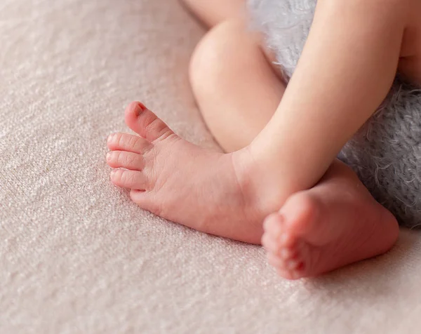 Sanfte Babyfüße. sanft verschwommener Hintergrund der Füße und Fersen eines Neugeborenen — Stockfoto