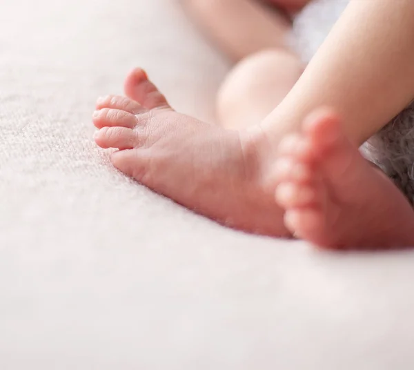 Sanfte Babyfüße. sanft verschwommener Hintergrund der Füße und Fersen eines Neugeborenen — Stockfoto