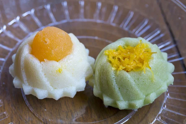 福通和通约德流行的由蛋黄 糖和用糖浆煮的花水制成的泰国甜点三位一体 — 图库照片