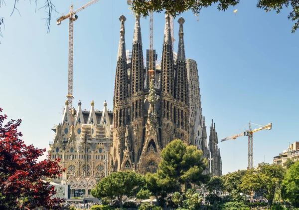 Sagrada Familia güzel bina.