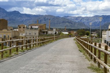Köyün dağlara giden yol.
