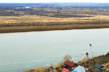 Nehir manzaralı panoramik sonbahar manzara.