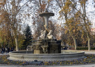 Madrid Retiro Park antik çeşme.