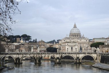 Güzel görünümü Roma'da Tiber Nehri ve St. Peter Katedrali.