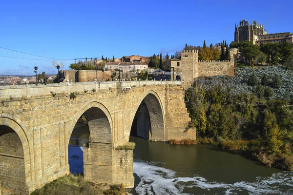 Toledo Daki Tagus Nehrinin Karşısındaki Kemerler Ile Antik Taş Köprü — Stok fotoğraf