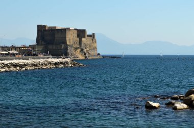 Napoli Körfezi kıyısında yer alan Ortaçağ kalesi.