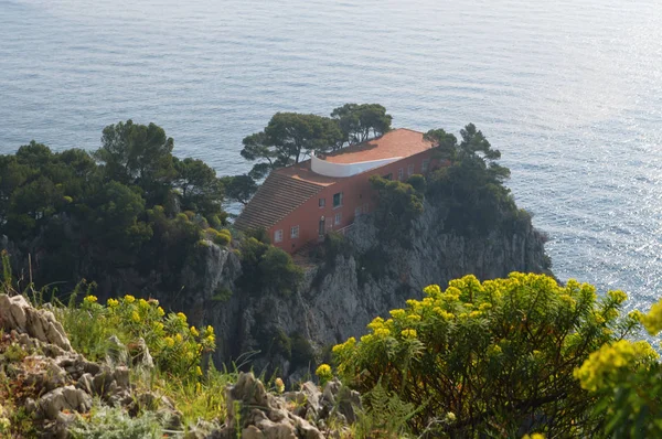 Denizin Güzel Görünümü Kıyı Şeridi Capri Adasında Bir Uçurum Üzerinde — Stok fotoğraf