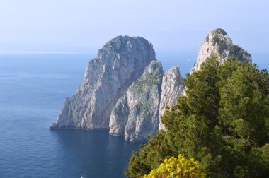 Capri adası yakınlarında denizden çıkan pitoresk kayalıklar.