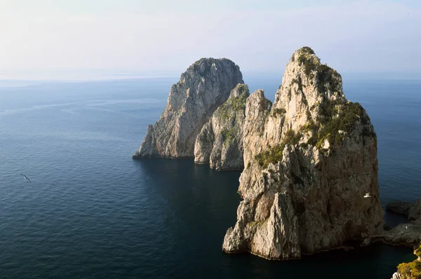 Pintorescos Acantilados Faraglioni Que Sobresalen Del Mar Cerca Isla Capri — Foto de Stock