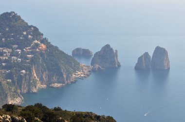 Capri kayalıklarına bakan güzel deniz manzarası.