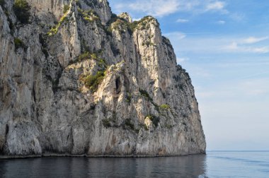 Capri kıyı şeridinin pitoresk kayalıklar.