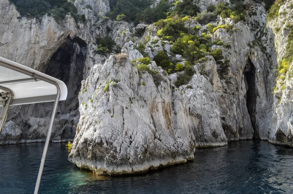 Belle Vue Depuis Bateau Sur Les Falaises Pittoresques Les Grottes Photos De Stock Libres De Droits