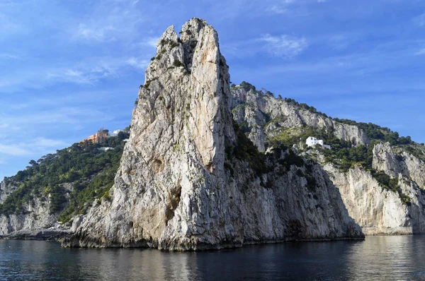 Gran Roca Frente Costa Capri — Foto de Stock