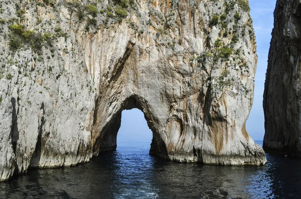 Arco Natural Roca Frente Costa Capri — Foto de Stock