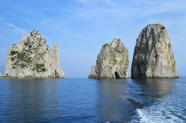 Los Pintorescos Acantilados Faraglioni Cerca Isla Capri Sobre Fondo Mar — Foto de Stock