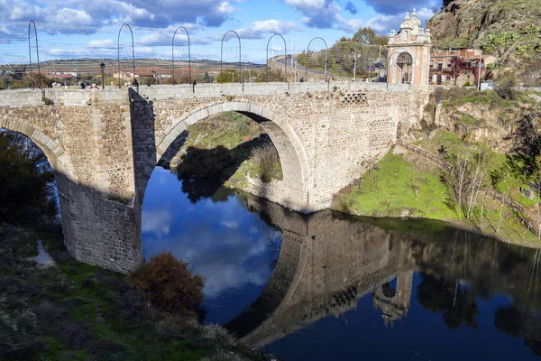 Tagus Nehri Üzerinde Toledo Yakınlarında Antik Bir Taş Köprünün Manzarası — Stok fotoğraf