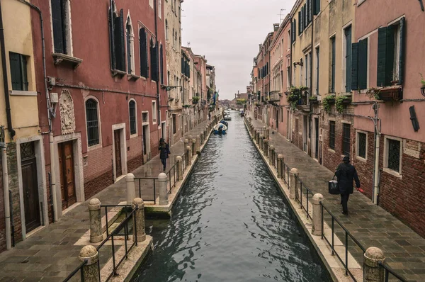 Венецианский Канал Между Старыми Фасадами Домов — стоковое фото