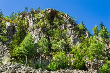 Ural Dağlarındaki Ufa Tepesi denilen kayalık tepenin güzel manzarası.