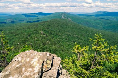 Ural Dağları 'ndaki dağ sırasının güzel panoramik manzarası.