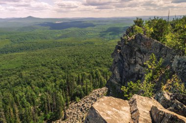 Dağlardan kayalara ve ormana güzel bir panoramik manzara..