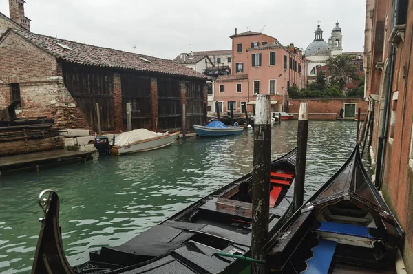 Venedik Gondolları Kanalları Eski Binaları Olan Bir Şehir — Stok fotoğraf