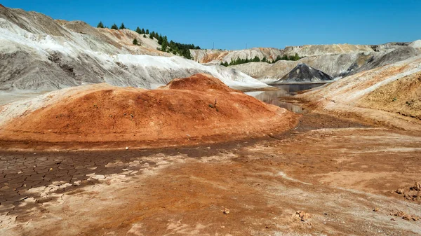 Fantástico Paisaje Cantera Barro Bogdanovich Colores Colinas Arcilla Reflejan Lago —  Fotos de Stock