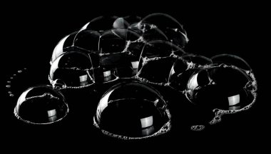 Siyah üzerinde izole köpük kabarcıklar, kırpma yolu dokusu ve arka plan ile 