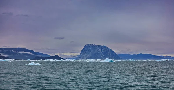 Táj Grönland Gyönyörű Nuuk Fjord Óceán Hegyek Háttérben — Stock Fotó