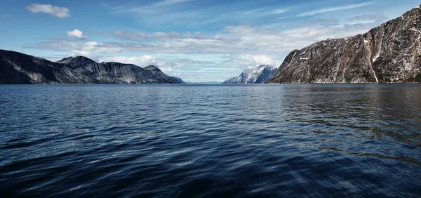 Táj Grönland Gyönyörű Nuuk Fjord Óceán Hegyek Háttérben — Stock Fotó