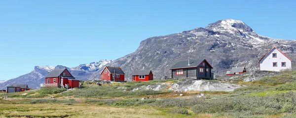 放棄された漁村 風景グリーンランド 美しいヌークフィヨルド 山の背景を持つ氷山 — ストック写真