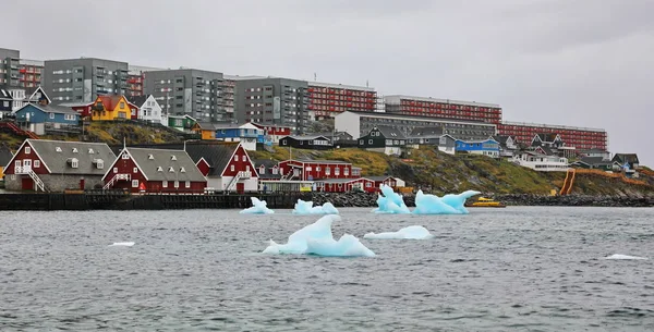 氷山のある古い植民地時代の港 カラフルなヌーク市 グリーンランドの首都 — ストック写真