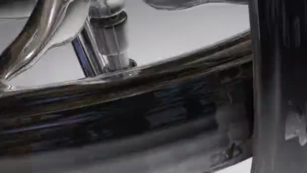 Un gryoscope métallique chromé filant illustré en 3D sur fond blanc ombragé. 30 secondes de longueur. Caméra zoom arrière .