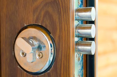 açık kapı kilit evde